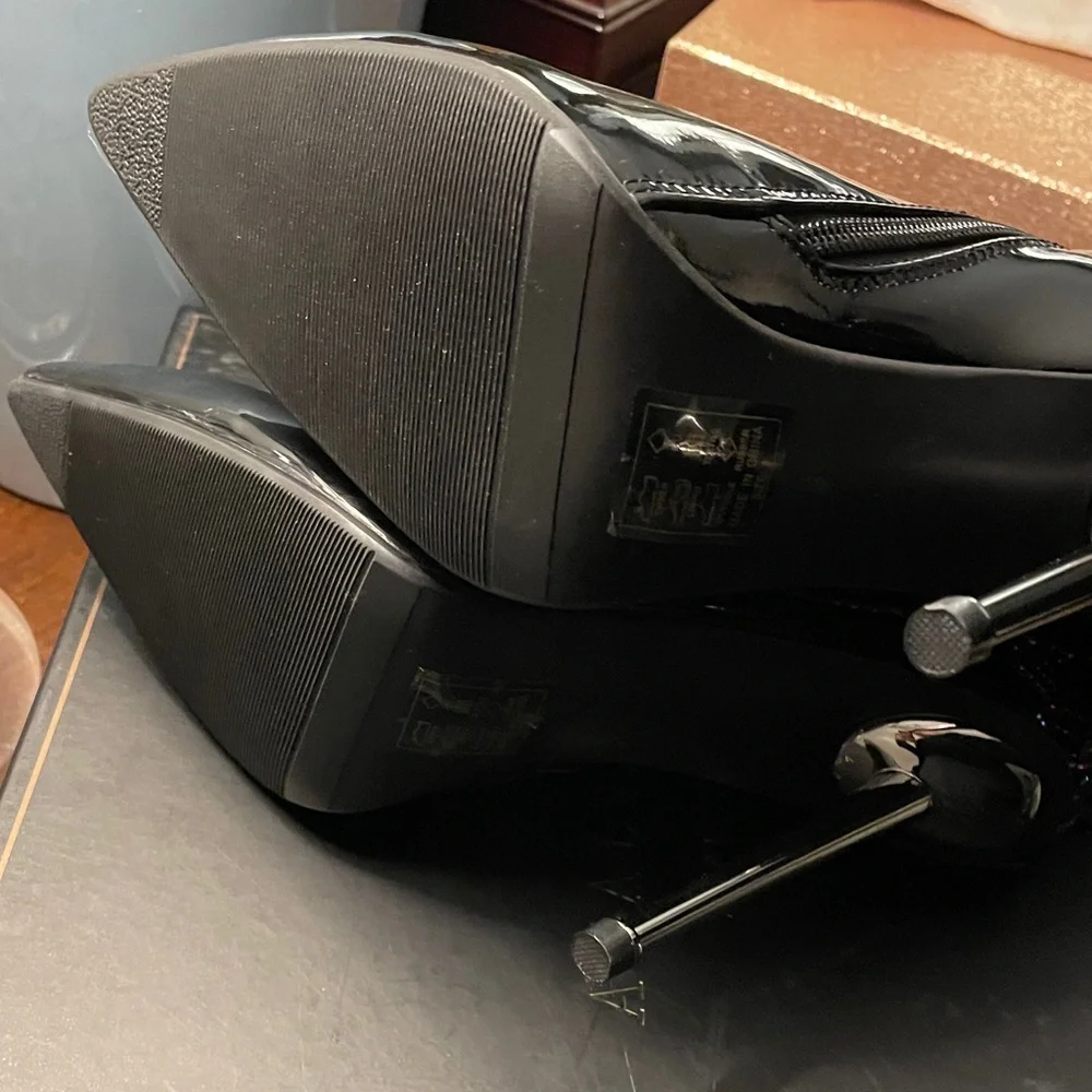 Black Patent Leather Heeled Boots with Leaf Design - Picture 6 of 6